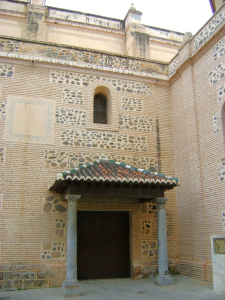 Archivo:Iglesia-fortaleza de la Encarnación, Almuñécar, Granada, obra del Reino de Granada III o Cristiano. Portada lateral..jpg
