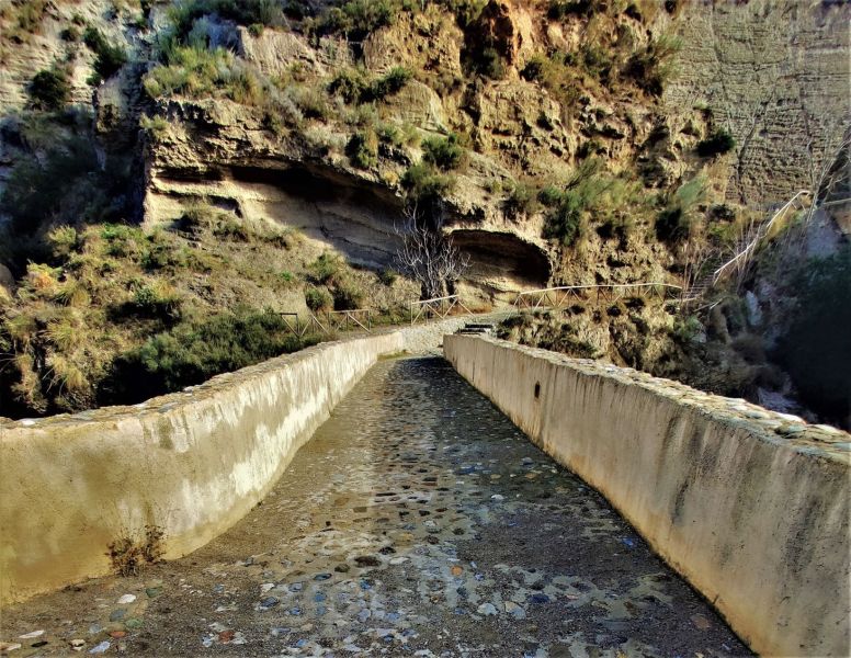 Archivo:Puente de Tablate, Reino de Granada III o Cristiano, obra de tapial calicostrado y refuerzos de mampostería o sillares de piedra. Está situado entre Motril y Granada..jpg