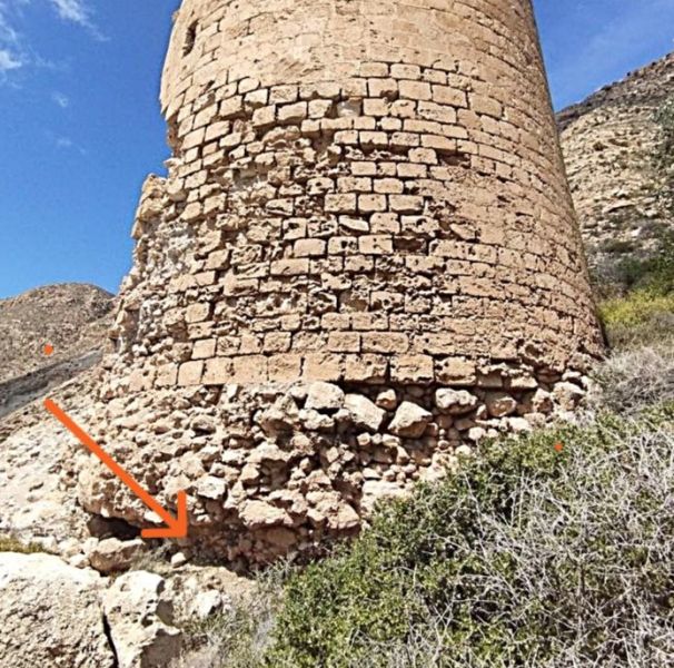 Archivo:Castillo de S Pedro, las Negras, Níjar, Almería, Región de Granada Histórica, España. Obra del Reino de Granada cuando aún no se habían creado las provincias en España. Cimientos en grave riesgo..jpg