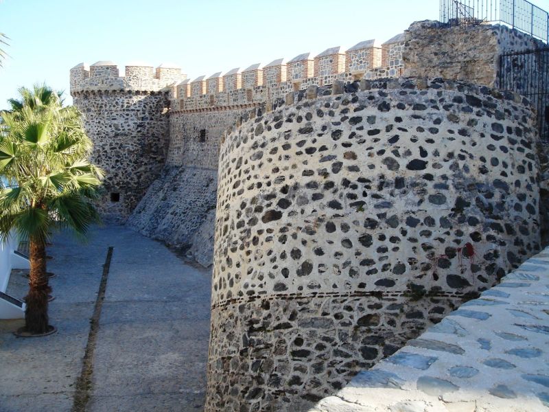 Archivo:Castillo de S Miguel, Almuñécar, Granada, Región Histórica de Granada. Muralla norte, obra del Reino de Granada III, s. XVI. La torre inclinada defendía la entrada, pero fue volada en la Guerra de la Independencia..jpg