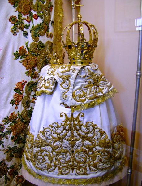 Archivo:Algunos de los ornamentos de la Virgen regalados por el pueblo e Isabel de Braganza o Portugal. Santuario de la Virgen de la Cabeza-antiguo castillo, Motril, Granada, Reino de Granada, España..jpg