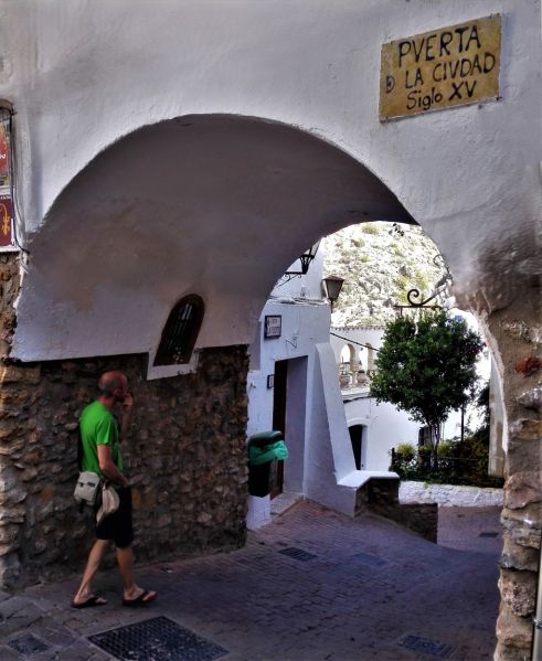 Archivo:Puerta de la Ciudad, Mojácar, Almería, Región Histórica de Granada, España. Obra del Reino de Granada III o Cristiano. Vista desde el interior..jpg