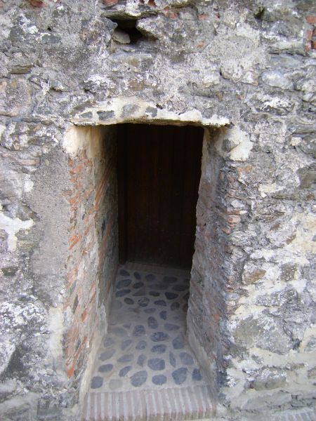 Archivo:Batería del Castillo de Baños, Alpujarra, Región de Granada. Construida en el siglo XVIII, Reino de Granada III. Vista de la puerta que se añadió cuando dejó de existir el peligro de los piratas..jpg
