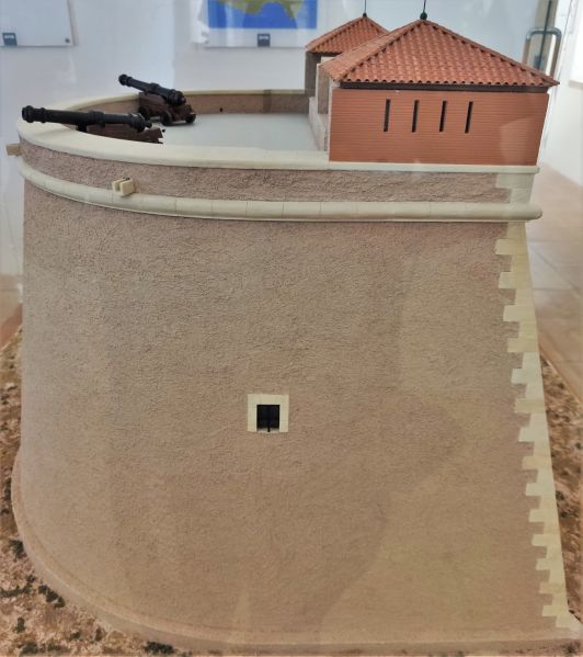 Archivo:Reconstrucción idealizada de una batería de dos cañones de las construidas en la costa durante el Reino de Granada III en el siglo XVIII. Vista lateral..jpg