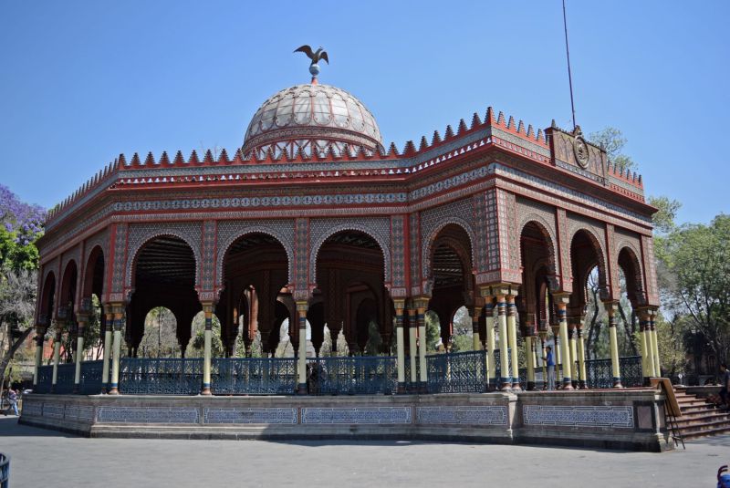 Archivo:Kiosco Morisco, México, obra de estilo Alhambrista del siglo XIX. Está por tanto inspirado en la Alhambra de Granada..jpg