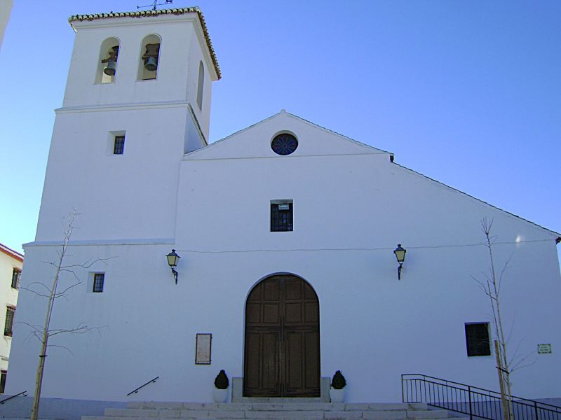 Archivo:Alfarnate, Málaga, torre y portada de su iglesia parroquial, estilo Mudéjar Granadino, construida en el siglo XVI, Reino de Granada III..jpg