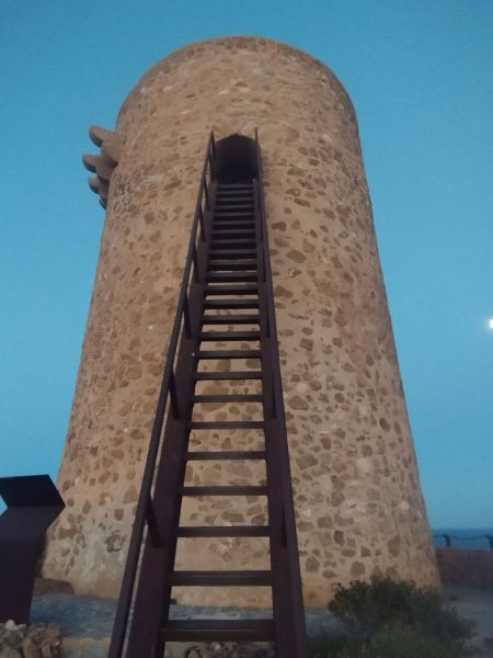 Archivo:Torre o Atalaya del Rayo, Carboneras, Almería, Región de Granada, España. Obra del Reino de Granada cuando aún no se habían creado las provincias. Vista de la escalera de acceso para los visitantes..jpg