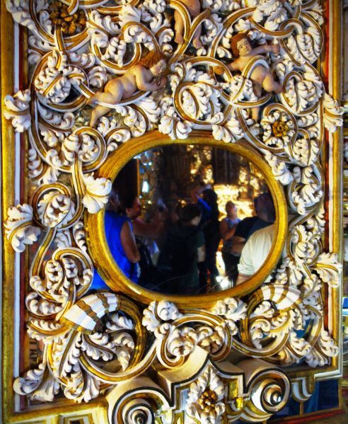 Archivo:Ermita del Cristo del Llano, Baños de la Encina, Jaén, España. Paramento del camarín con escayolas, policromía y espejos..jpg
