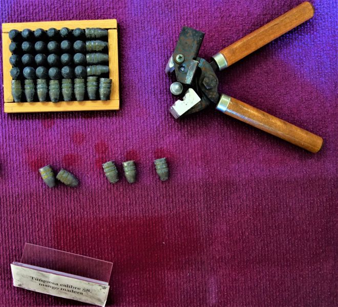 Archivo:Turquesa usada por cada soldado del Reino de Granada III para fabricar sus propias balas de plomo del calibre adecuado para su arma..jpg