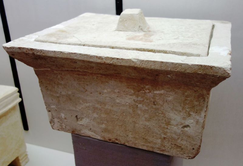 Archivo:Urna esculpida en piedra para las cenizas del difunto. Muchas veces estaban decoradas con las pinturas tradicionales de líneas rojas, semicircunferencias... Bastetania, actual Región de Granada..jpg