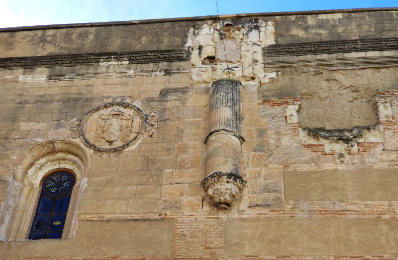 Archivo:Iglesia-fortaleza de Vera, dedicada a la Encarnación, Almería, Región Histórica de Granada. Fachada norte. Escudos del obispo Fernández de Villalán, Carlos V y del papa Adriano VI..jpg