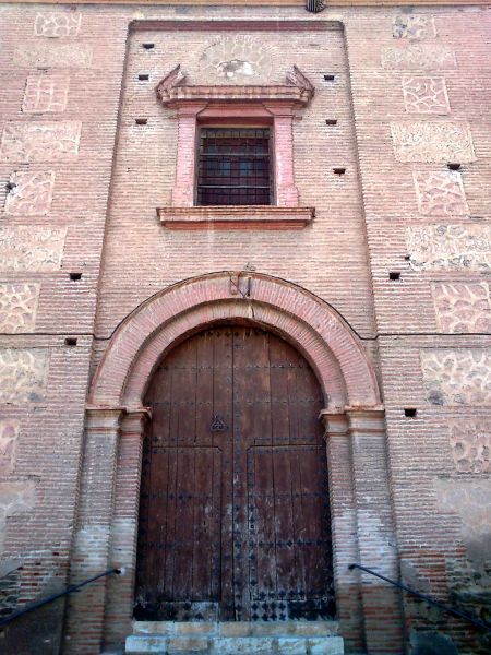 Archivo:Portada principal de la Iglesia de Nuestra Señora del Carmen, Gérgal, Almería, construida durante el Reino de Granada III en estilo Mudéjar Granadino..jpg