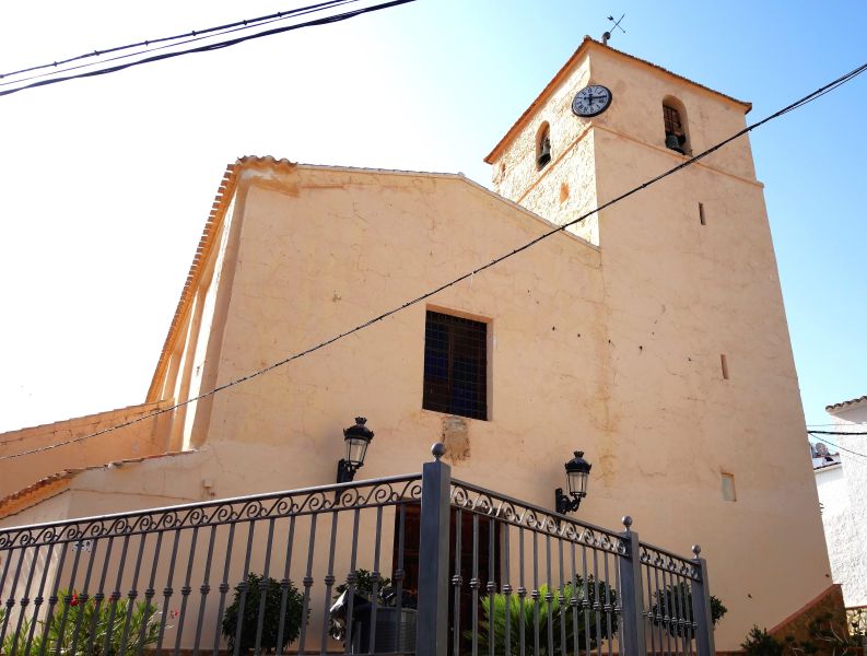 Archivo:Bédar, Almería, Región Histórica de Granada, España. Iglesia fortaleza con su poderosa torre, construida como refugio y defensa contra los ataques piratas..jpg