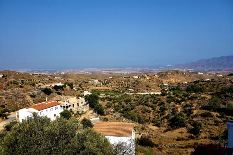 Archivo:Bédar, Almería, Región Histórica de Granada, España. Vista de sus campos. Al fondo Turre, Mojácar y Garrucha, detrás el mar de donde venían los ataques piratas..jpg