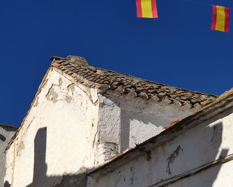 Archivo:Casa de Murchas, Valle de Lecrín, Granada, Región Histórica de Granada. Una de las pocas casas que conserva la curvatura tradicional, escasa en este caso, de su tejado, conocida como pagoda granatense..jpg