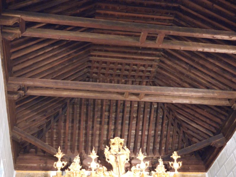 Archivo:Melegís, iglesia parroquial, Granada, obra del Reino de Granada III, España. Estilo Mudéjar Granadino de tipo I. Extremo de la armadura situado sobre el altar mayor, por tanto más cuidado..jpg
