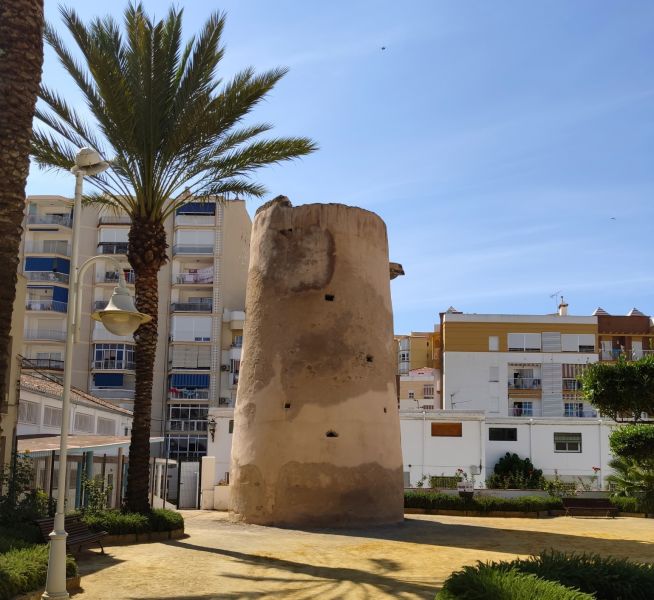 Archivo:Atalaya de Torrenueva, Granada, Región Histórica de Granada, España. La localidad y la atalaya recientemente..jpg