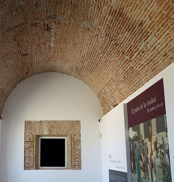 Archivo:Castillo de Almuñécar, pabellón militar, obra del Reino de Granada III en el siglo XVI. Su uso era el de dormitorio y zona de descanso..jpg