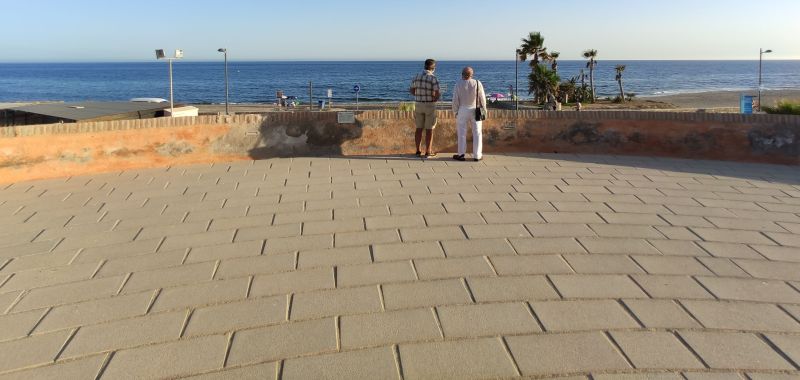 Archivo:Batería o Fuerte de Carchuna, Motril, Granada, Región Histórica de Granada, España. Terraza de la batería situada al sur. Al fondo el Mar de Granada que defendía..jpg