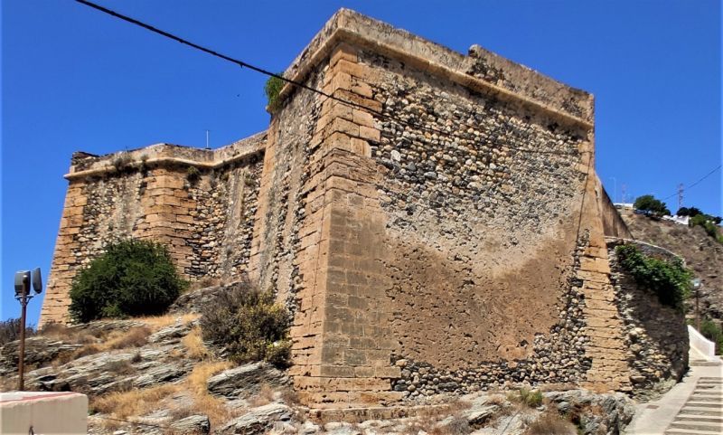 Archivo:Castillo de la Rábita. Vista del hornabeque con los dos medios baluartes salientes y unidos entre sí..jpg