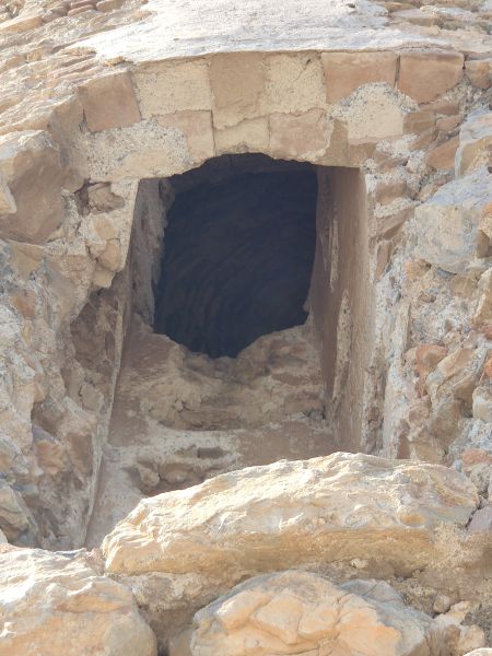 Archivo:Atalaya o torre del Zambullón, Gualchos, cerca de Calahonda, Granada, Región Histórica de Granada. Hueco de descenso desde la sala superior a la batería, en la parte más elevada se ve la bóveda de la sala..jpg
