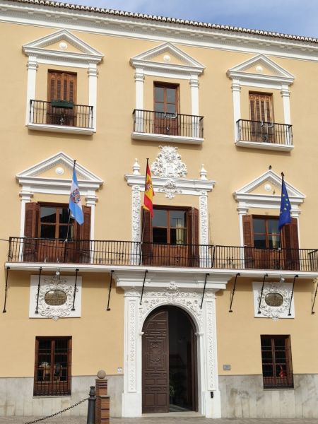 Archivo:Ayuntamiento de Motril, Granada, Región Histórica de Granada, España. Zona del monumento de estilo Baroco Granadino..jpg