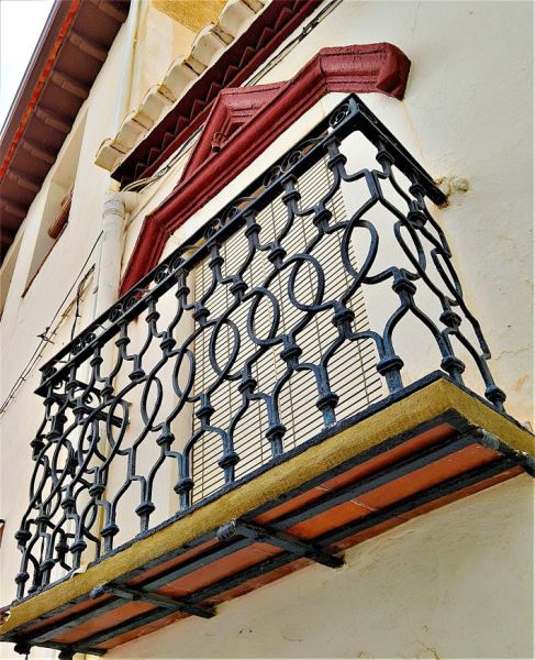 Archivo:Ferreira, Región de Granada Histórica, balcón con una preciosa y complicada labor de forja y además con emplomados..jpg