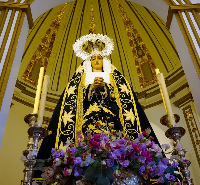Archivo:Iglesia del Salvador, Nerja, Málaga, obra del Reino de Granada III o Cristiano. Virgen Dolorosa de la Escuela Granadina, con las manos unidas y el sereno y profundo dolor..jpg