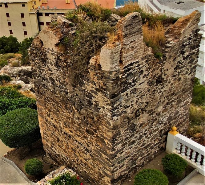Archivo:Vista de la parte superior de la Torre-atalaya del Granizo, Almuñécar, donde se ven los restos de la habitación que existió. Obra del Reino de Granada II o Nazarí..jpg