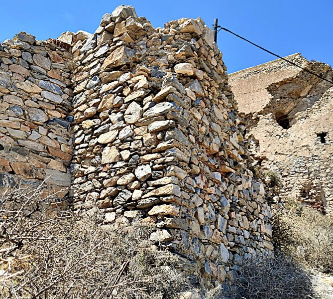 Archivo:Castillo de Castell de Ferro, restos de una de las dos torres construidas en los ángulos, al sur del recinto central, Reino de Granada III o Cristiano. .jpg