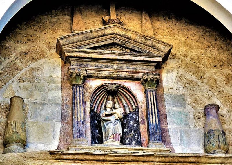 Archivo:Castril de la Peña, Granada, Región de Granada, España. Iglesia de la Virgen de los Ángeles, obra del Reino de Granada III o Cristiano. Cuerpo superior de la puerta de la Lonja..jpg