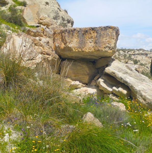 Archivo:Falla de Baza, Geoparque de Granada, Región de Granada Histórica, España. Cuando las condiciones climatológicas son muy adversas, pueden caer piedras de varias toneladas de peso..jpg