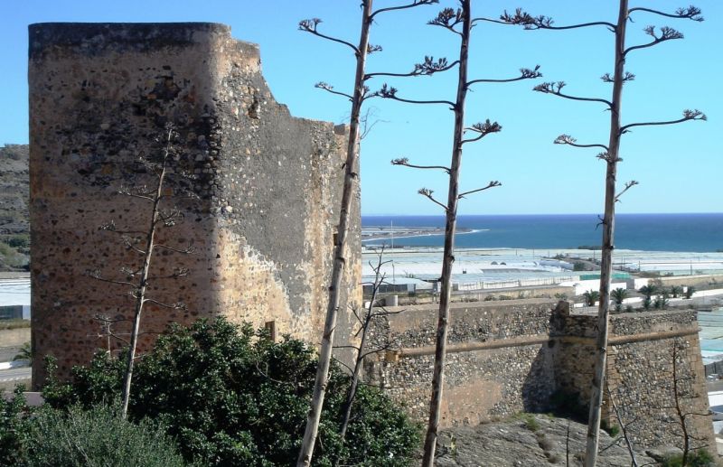 Archivo:Vista general del castillo de la Rábita, tercer Reino de Granada..jpg