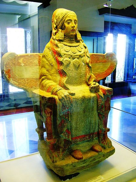 Archivo:Dama de Baza. Estatua sedente, que además es una urna funeraria por el hueco posterior para las cenizas de la difunta. Cultura Bastetana, posterior Región de Granada, España..jpg