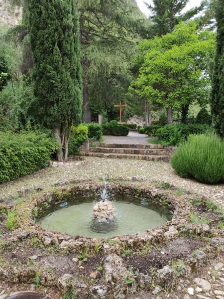 Archivo:Iglesia de la Virgen de los Ángeles, obra del Reino de Granada III o Cristiano. Hermoso jardín existente junto a la iglesia..jpg