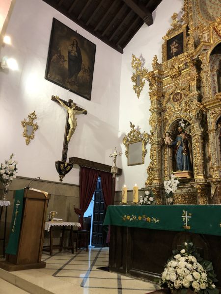Archivo:Ángulo del presbiterio de la iglesia de Pulianas con el retablo mayor y un lienzo de la Inmaculada de la Escuela Granadina..jpg
