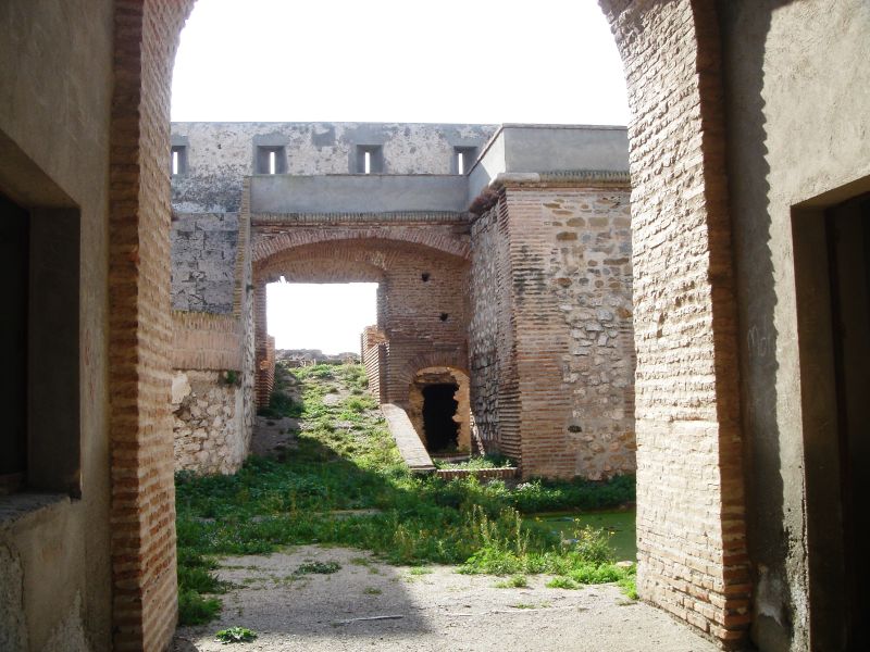 Archivo:Batería o Fuerte de Carchuna, Motril, Granada, Región Histórica de Granada, España. Patio antes de la restauración..jpg