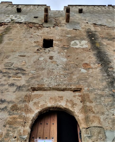 Archivo:Castillo de los Ulloa, Vélez de Benaudalla, obra del Reino de Granada III, s. XV-XVI. Portada con arco de medio punto enmarcado con alfiz, más arriba los dos matacanes..jpg