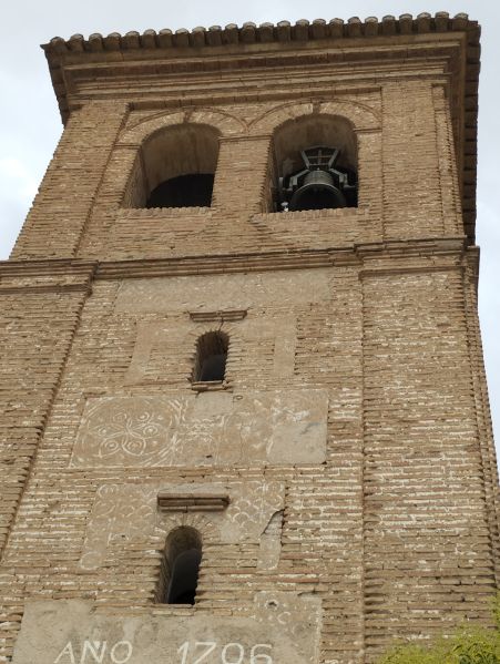 Archivo:Torre de la iglesia parroquial de Pulianas, de estilo Mudéjar Granadino tardío. Fue construida el el periodo del Reino de Granada III y decorada con labor esgrafiada que se conserva en gran parte..jpg