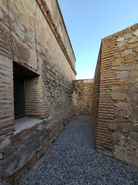 Archivo:Batería o Fuerte de Carchuna, Motril, Granada, Región Histórica de Granada, España. Espacio interior a modo de foso situado entre el cuartel al norte y la batería al sur (a muestra derecha).jpg