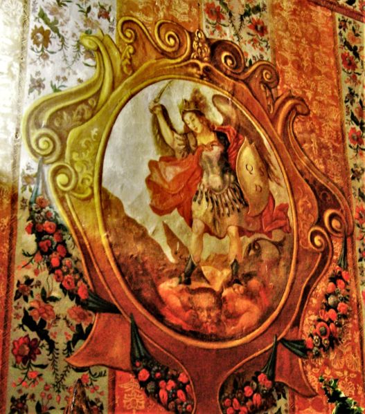 Archivo:Pintura mural de S Miguel luchando contra el mal representado en el diablo..jpg