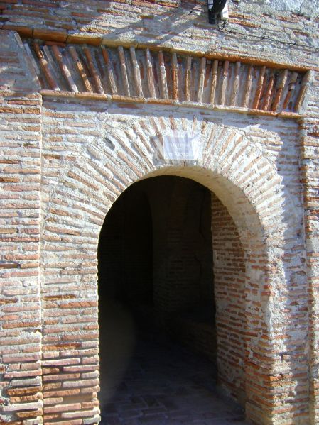Archivo:Puerta de acceso a la alcazaba de Salobreña. Reino de Granada, Región Histórica de Granada, España..jpg