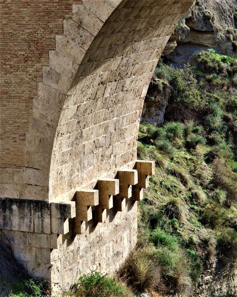 Archivo:Puente de Tablate nuevo, construido en el periodo de la Región de Granada, durante la creación de la Carretera de Granada a Motril. Realizado con materiales de muy buena calidad y una excelente Técnica..jpg