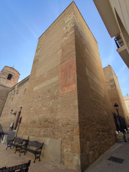 Archivo:Iglesia mayor de la Encarnación, Vera, Almería, Reino de Granada III. Es iglesia y fortaleza para defender a la población de los ataques piratas norteafricanos, turcos....jpg