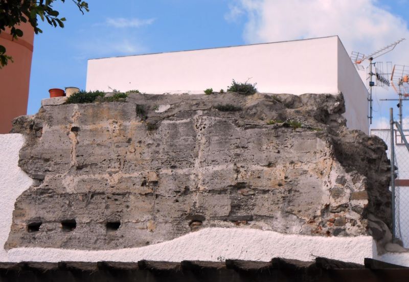 Archivo:Almuñécar, Granada, Región Histórica de Granada, España. Otro resto de la muralla de la que estuvo completamente rodeada Almuñécar durante los Reinos de Granada I, II y III..jpg