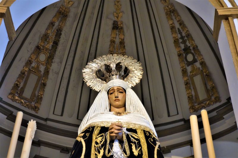 Archivo:Iglesia del Salvador, Nerja, Málaga, obra del Reino de Granada III o Cristiano. Detalle del camarín de los pies. La Virgen Dolorosa es de la Escuela Granadina, con las manos unidas y el sereno y profundo dolor..jpg