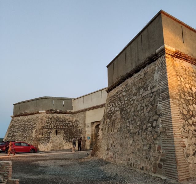 Archivo:Batería o Fuerte de Carchuna, Motril, Granada, Región Histórica de Granada, España. El hornabeque con la portada en el centro y los dos medios baluartes sobresaliendo en los extremos..jpg