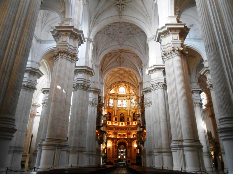 Archivo:Espectaculares soportes creados por Diego de Siloé para la Escuela Granadina. Catedral Metropolitana de Granada..jpg