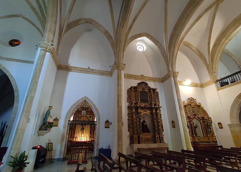 Archivo:Iglesia-fortaleza de Vera, dedicada a la Encarnación, Almería, Región Histórica de Granada. Nave del templo con las capillas laterales y bóvedas de crucería..jpg