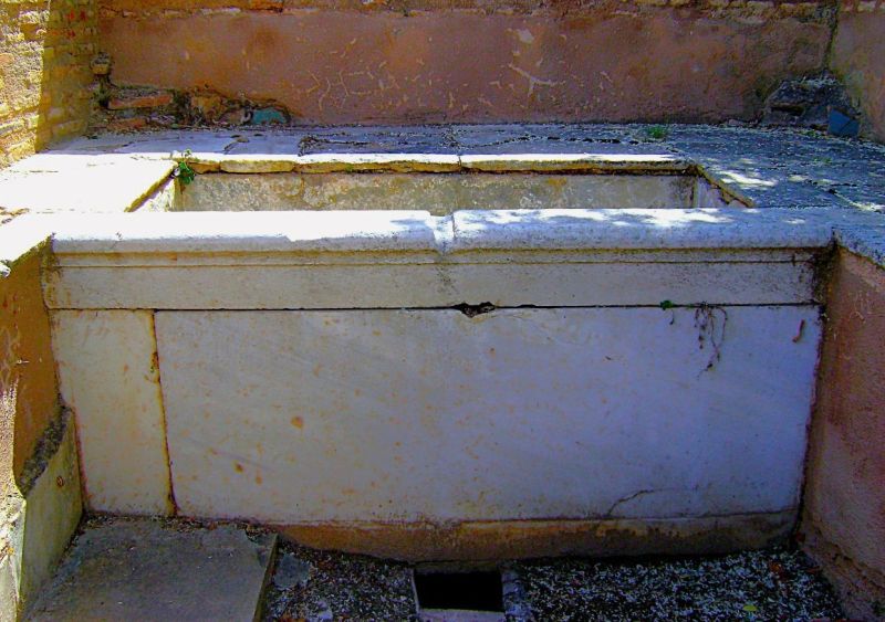 Archivo:Pilar para las pequeñas abluciones del patio de la Madraza de los Príncipes, Alhambra, Reino de Granada II o Nazarí..jpg